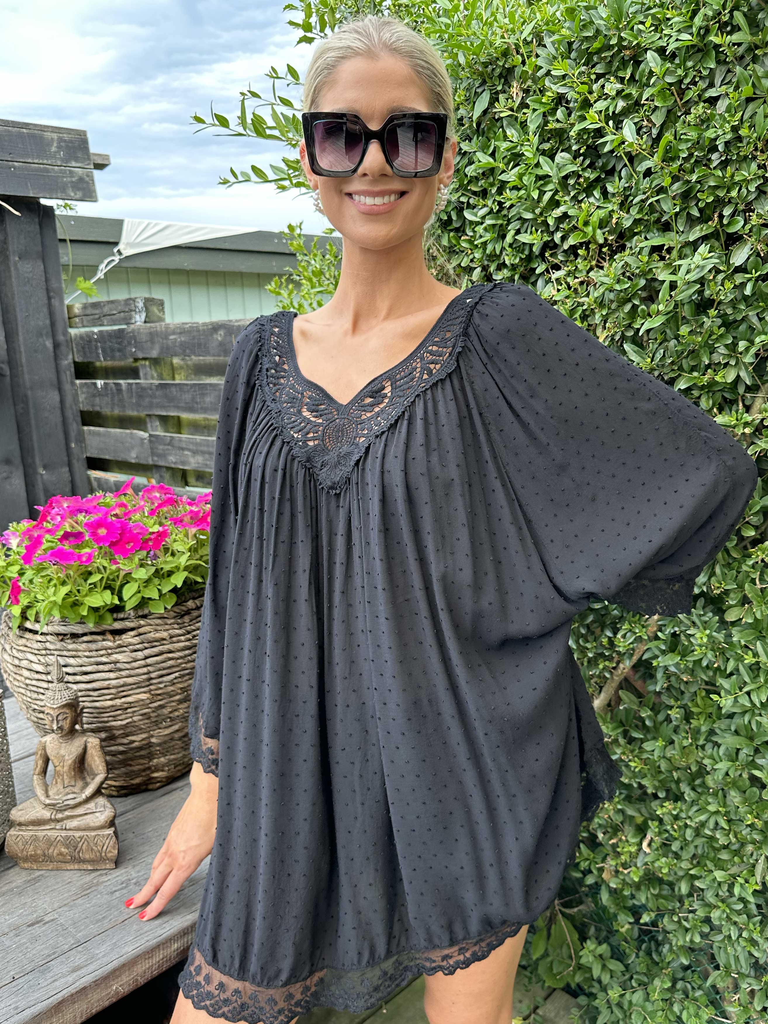 Benedicte - Söt tunika med broderade detaljer och spets